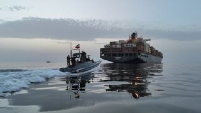 الحرس الثوري يعلن "انفجار ناقلتين"