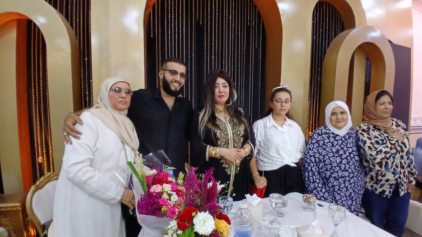 بالفديو..مدارس الجذور الخصوصية تحتفي بخريجيها في حفل مميز وتُهدي أحد أولياء الأمور عمرة إلى الديار المقدسة